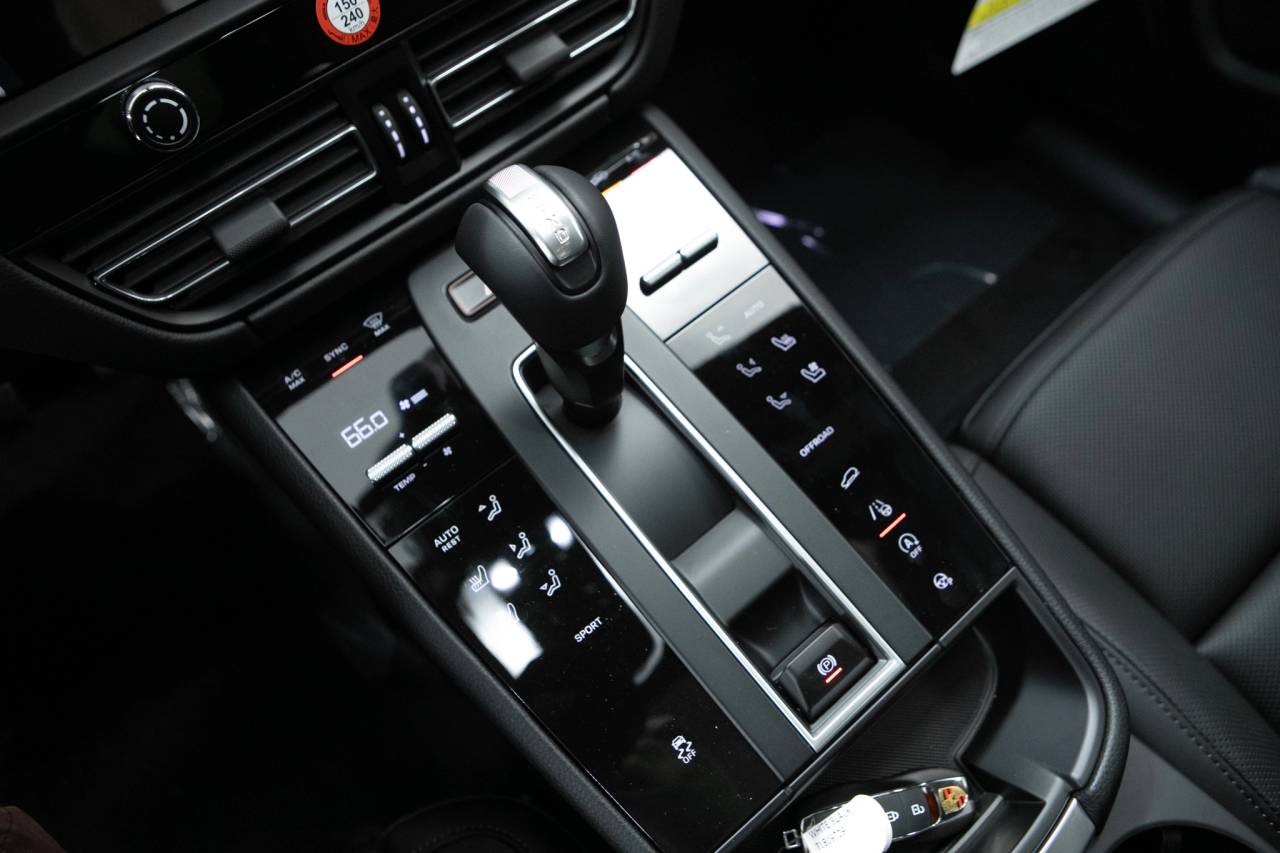 Thumbnail: 2026 Porsche Macan - 29