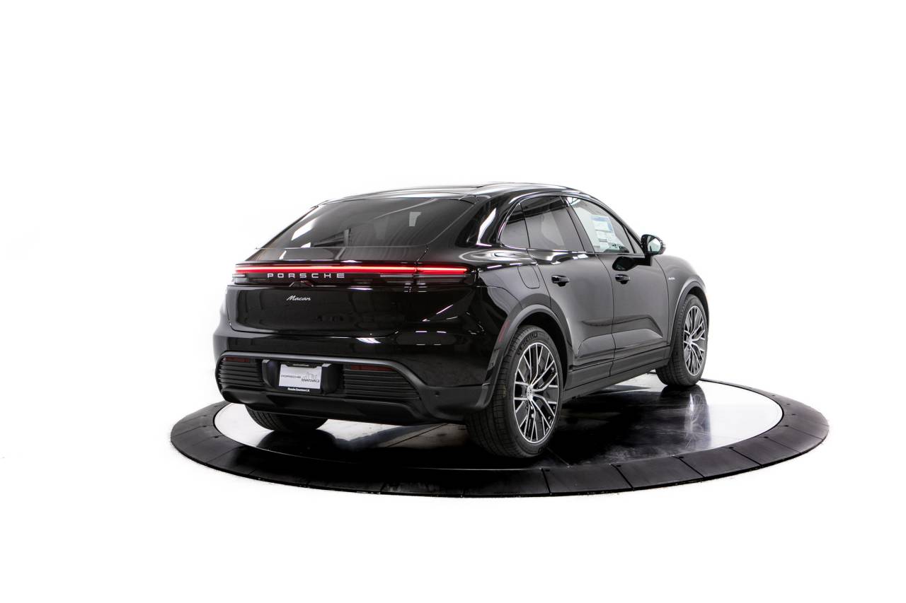 Thumbnail: 2026 Porsche Macan - 7