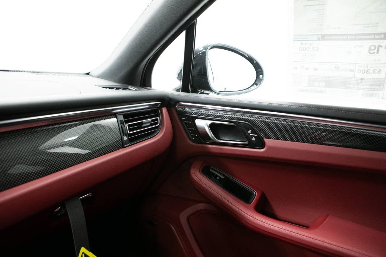 Thumbnail: 2026 Porsche Macan - 32