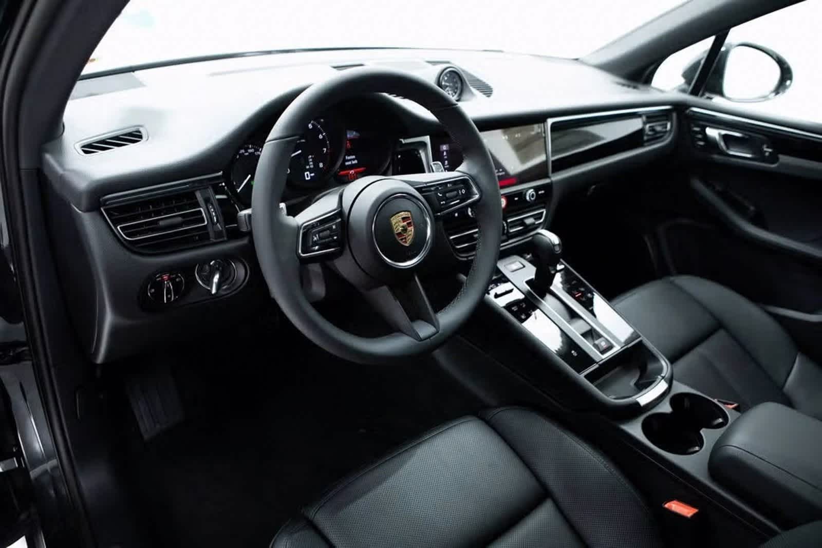 2025 Porsche Macan Base photo 4