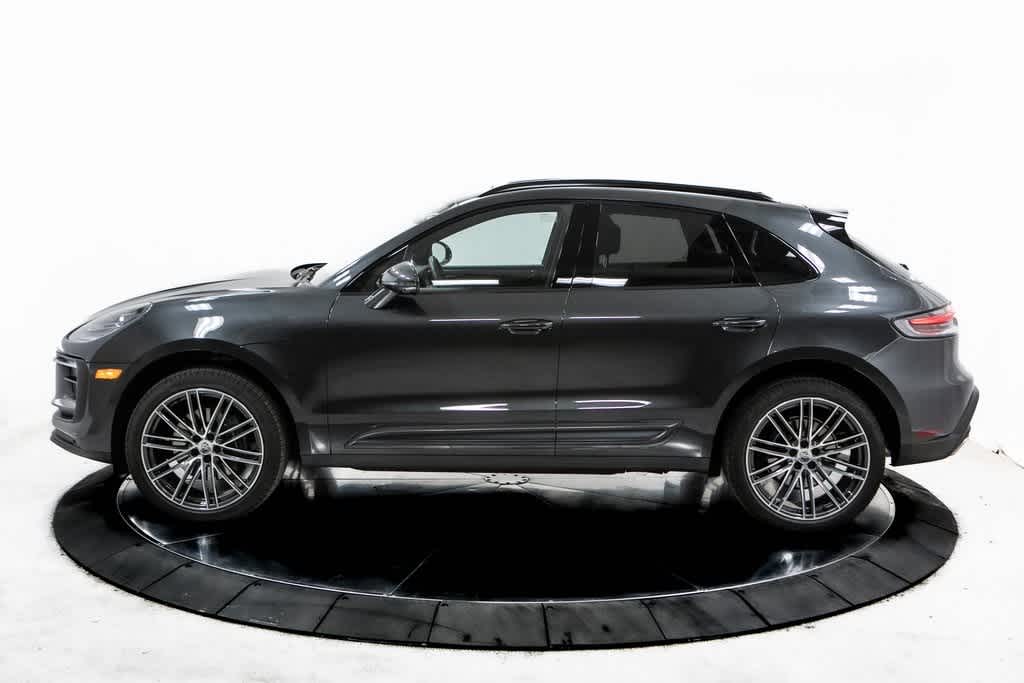 2025 Porsche Macan Base photo 2