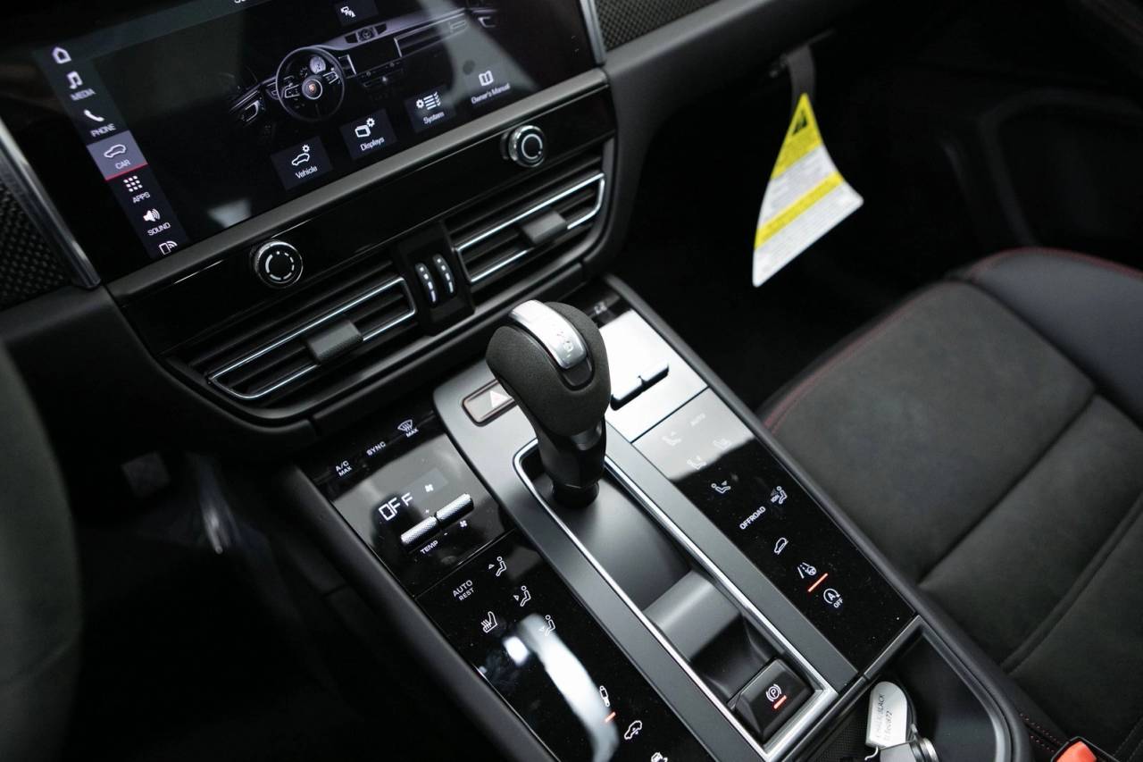 Thumbnail: 2026 Porsche Macan - 21