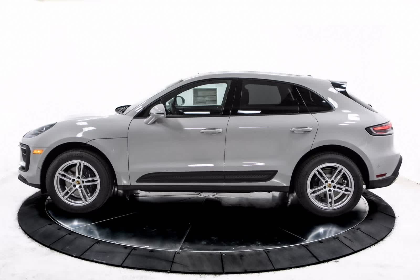2025 Porsche Macan Base photo 2
