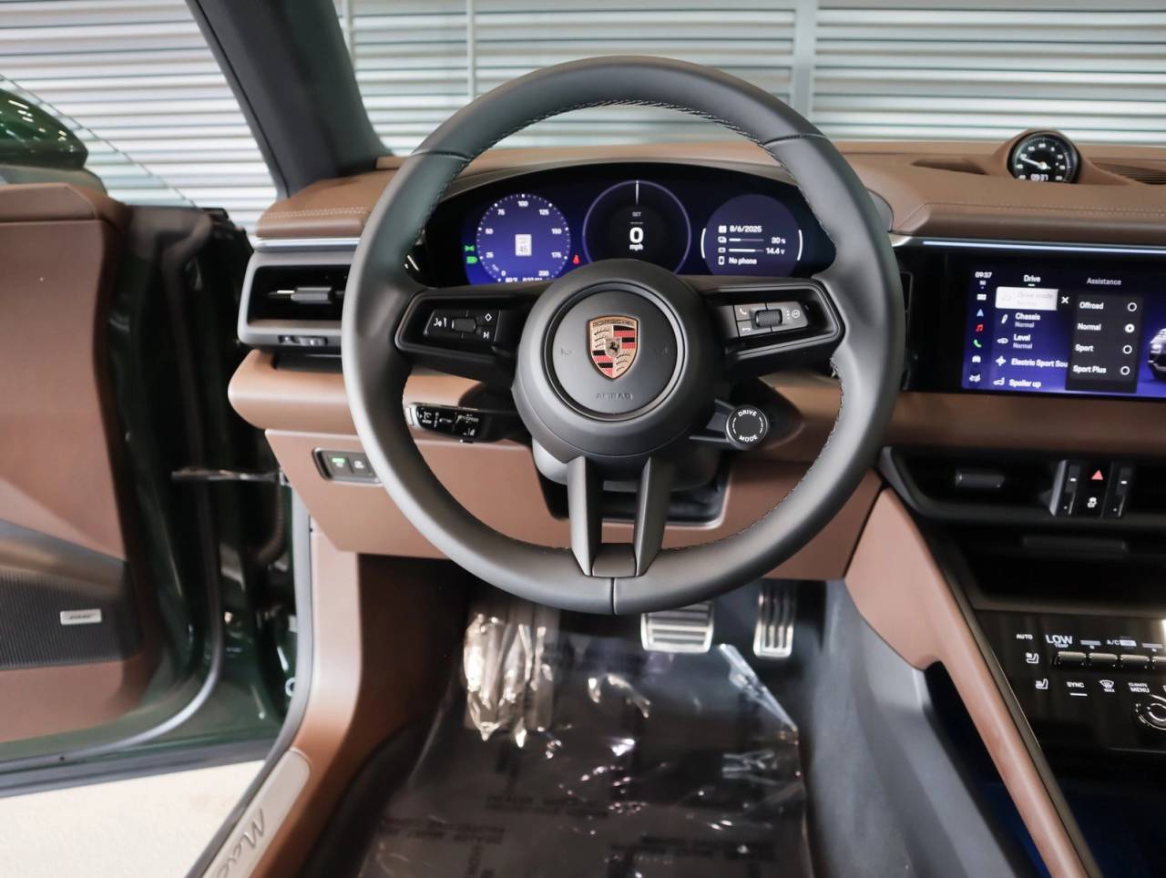 Thumbnail: 2025 Porsche Macan - 15