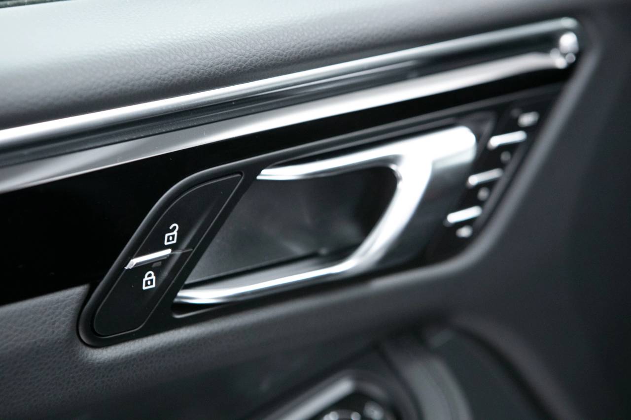 Thumbnail: 2026 Porsche Macan - 25