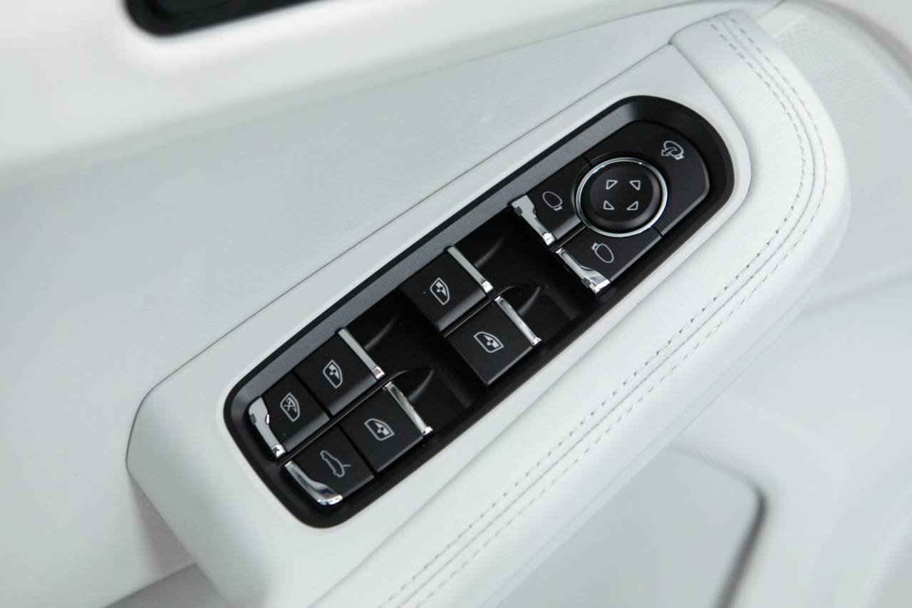 Thumbnail: 2026 Porsche Macan - 25