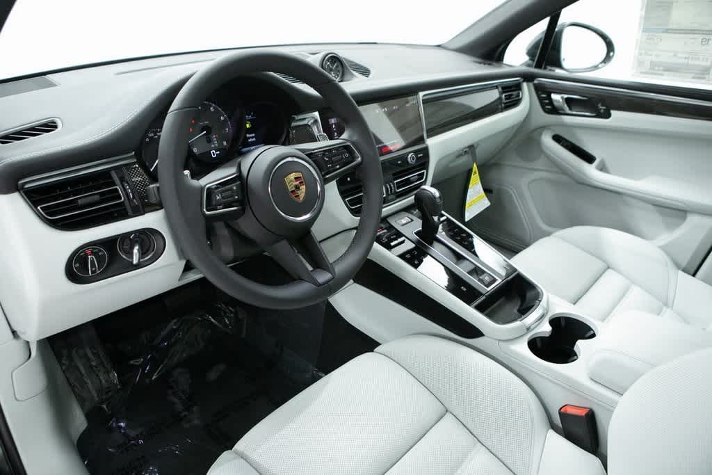 Thumbnail: 2025 Porsche Macan - 4