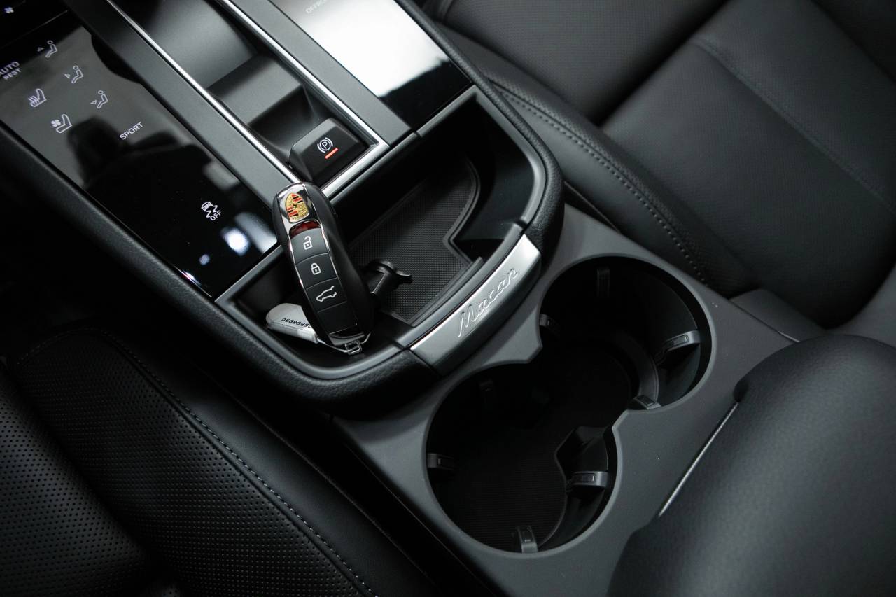 Thumbnail: 2026 Porsche Macan - 30