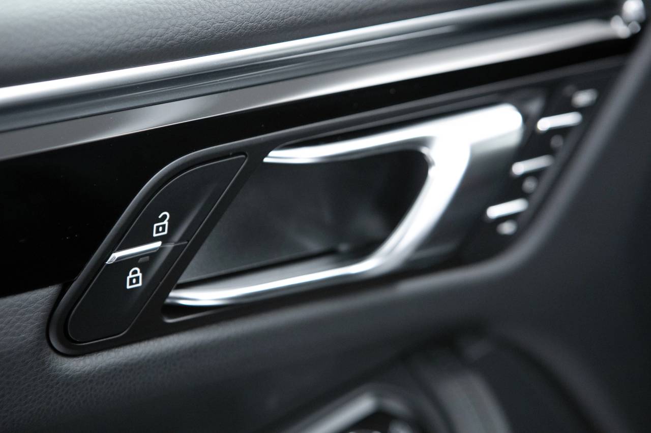 Thumbnail: 2026 Porsche Macan - 25