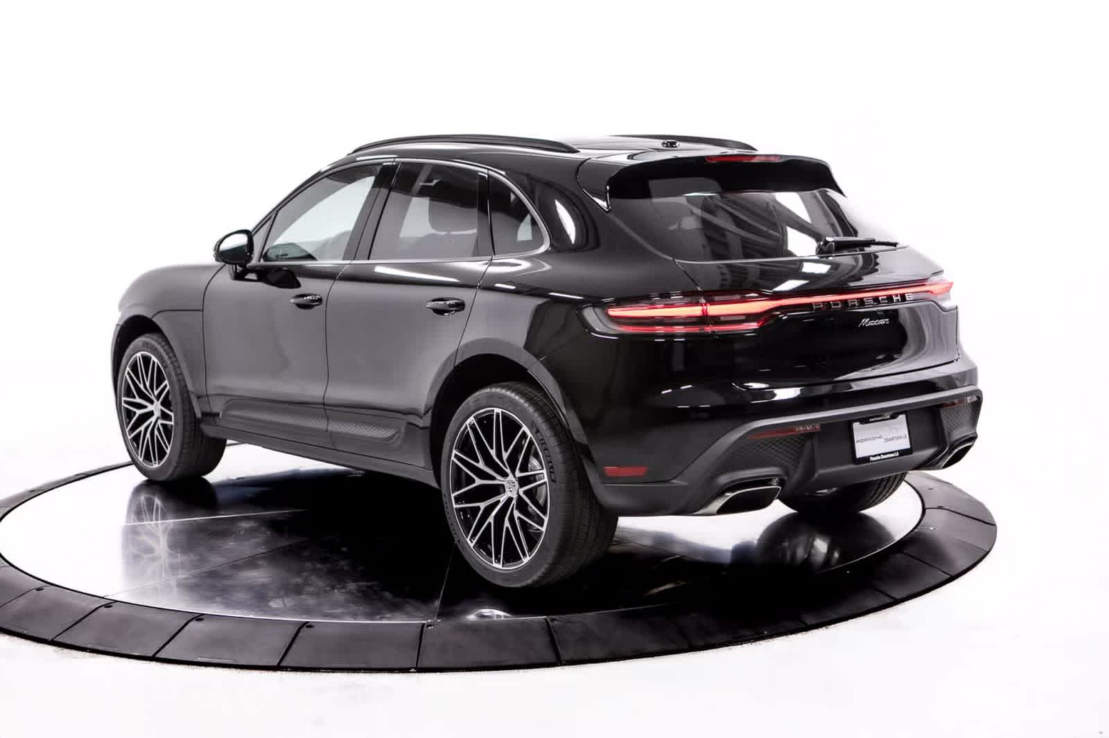 Thumbnail: 2026 Porsche Macan - 3