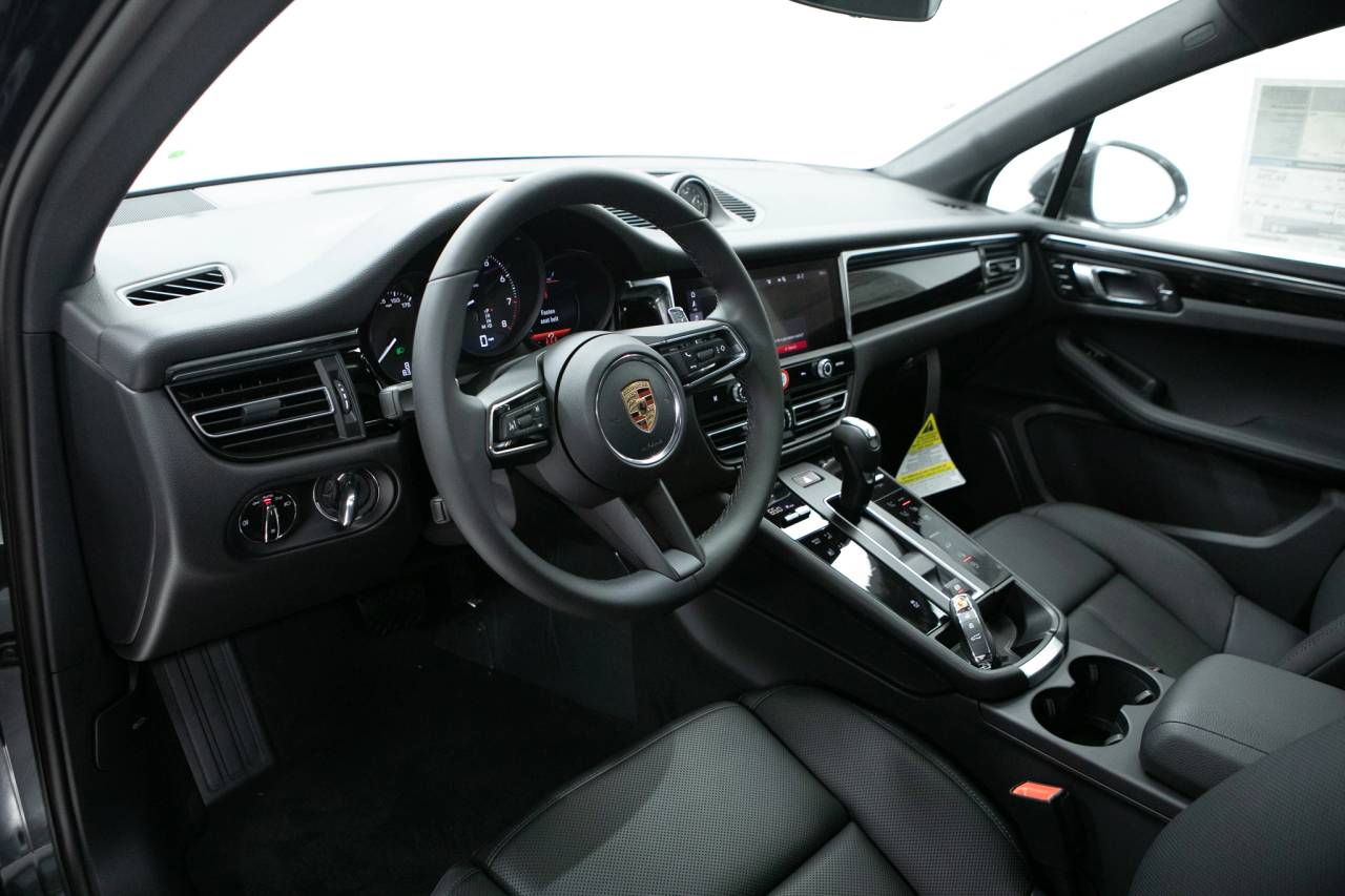 Thumbnail: 2026 Porsche Macan - 4