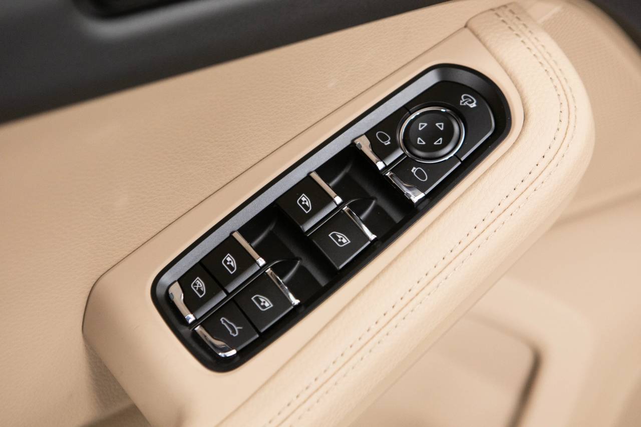 Thumbnail: 2026 Porsche Macan - 25