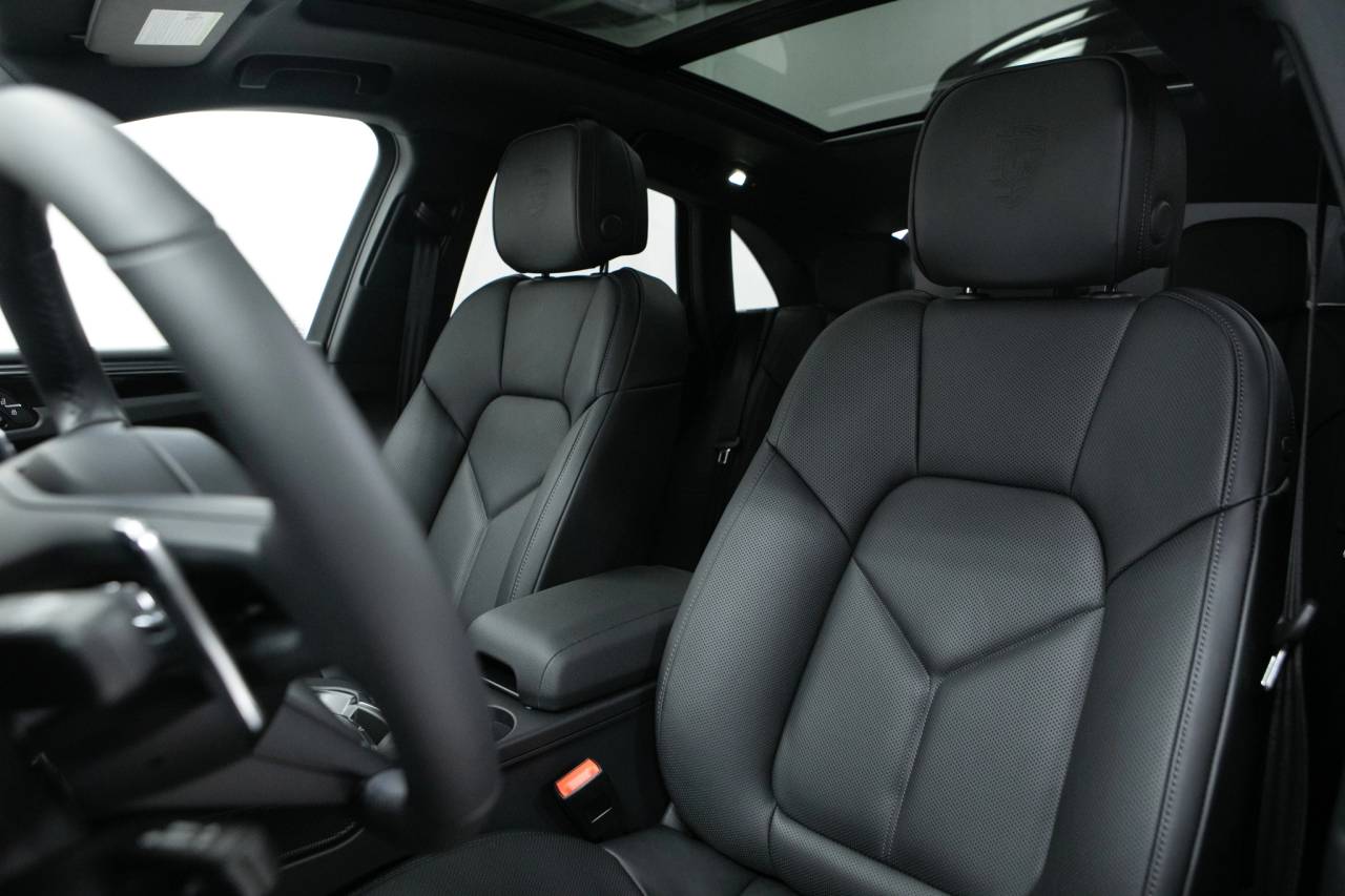 Thumbnail: 2026 Porsche Macan - 5