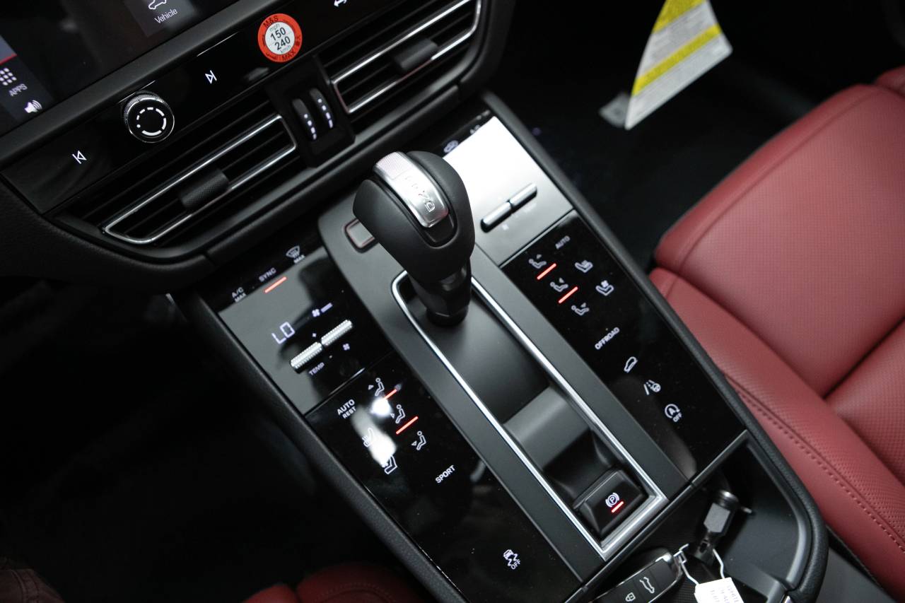 Thumbnail: 2026 Porsche Macan - 28