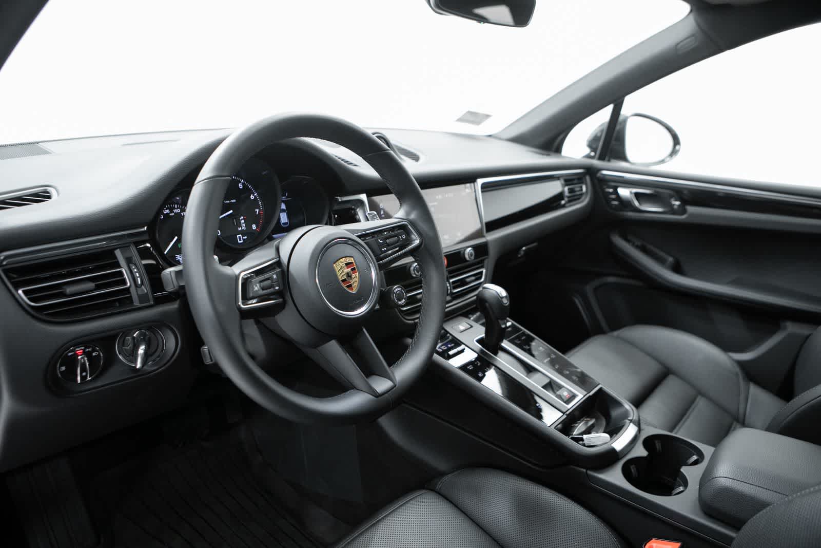 Thumbnail: 2026 Porsche Macan - 4