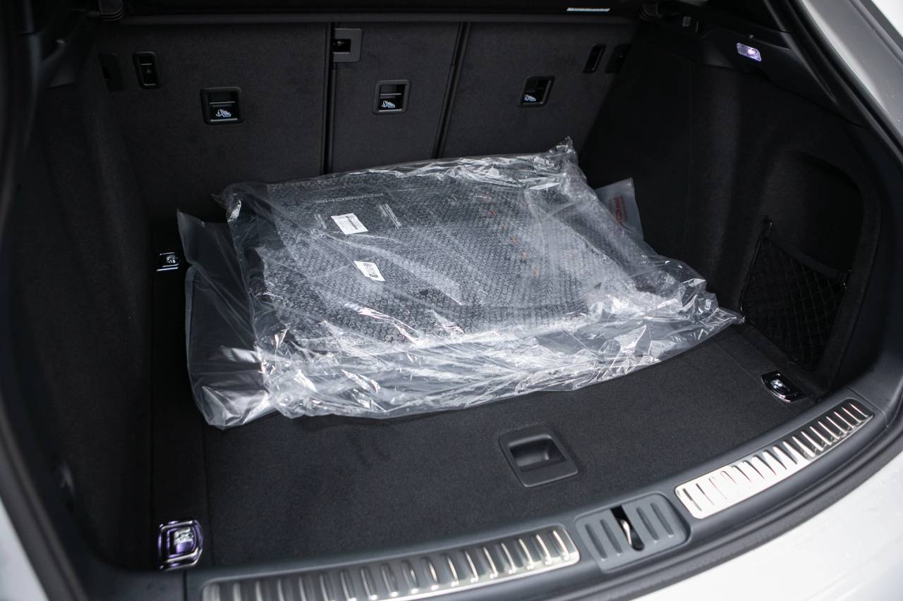 Thumbnail: 2026 Porsche Macan - 40