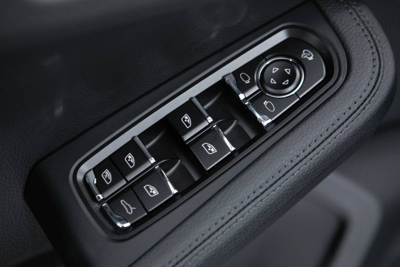 Thumbnail: 2026 Porsche Macan - 25