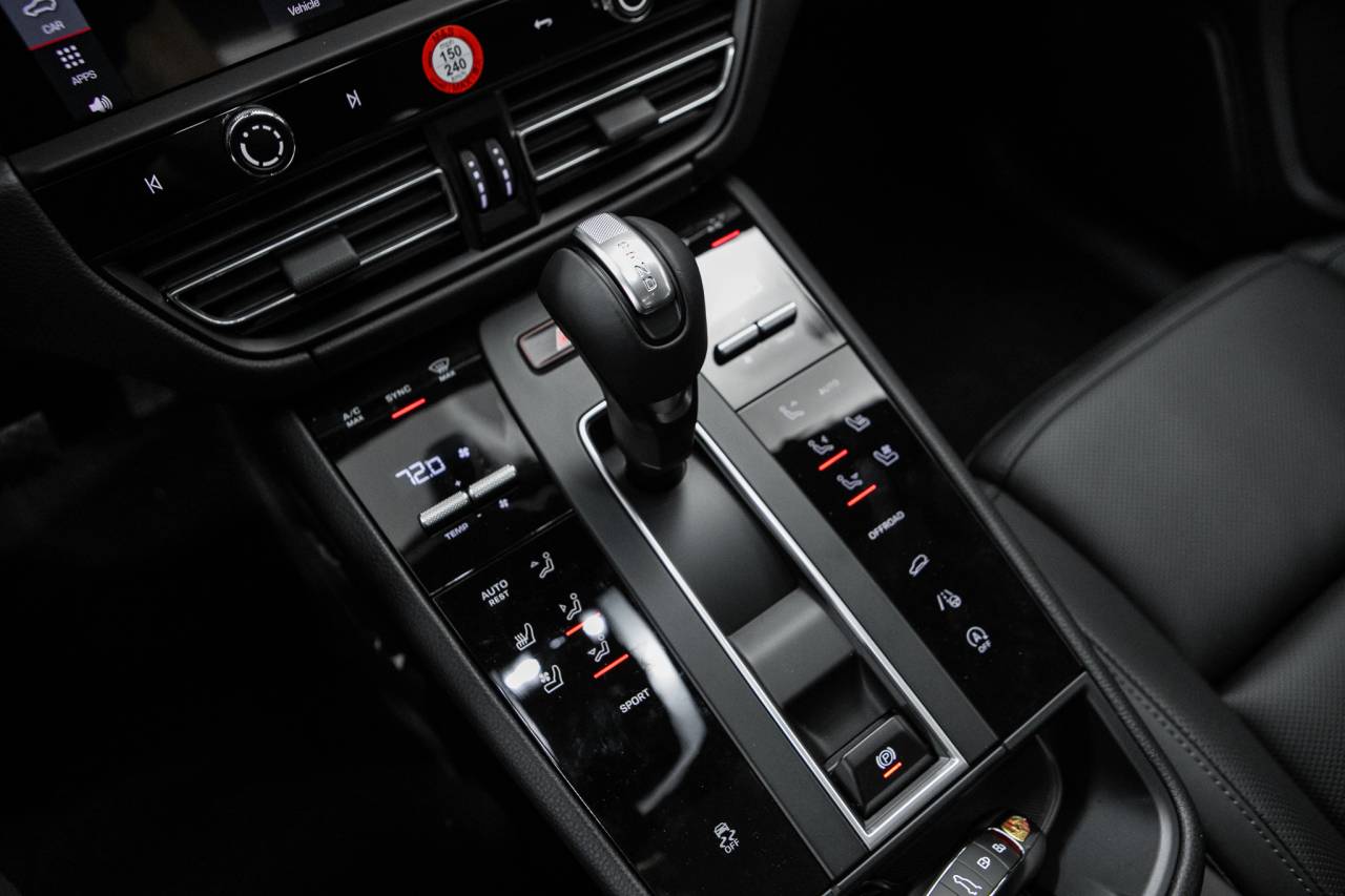 Thumbnail: 2026 Porsche Macan - 27