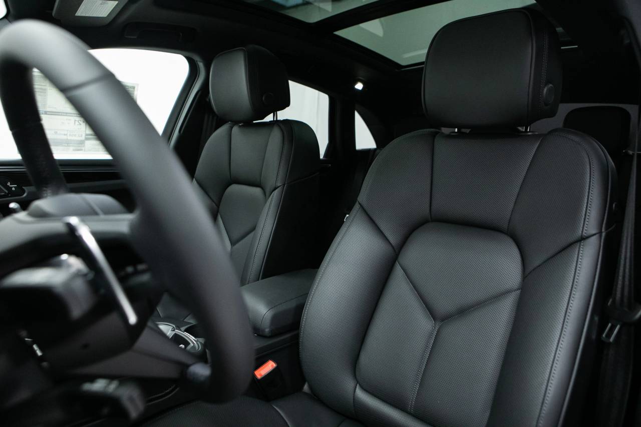 Thumbnail: 2026 Porsche Macan - 5