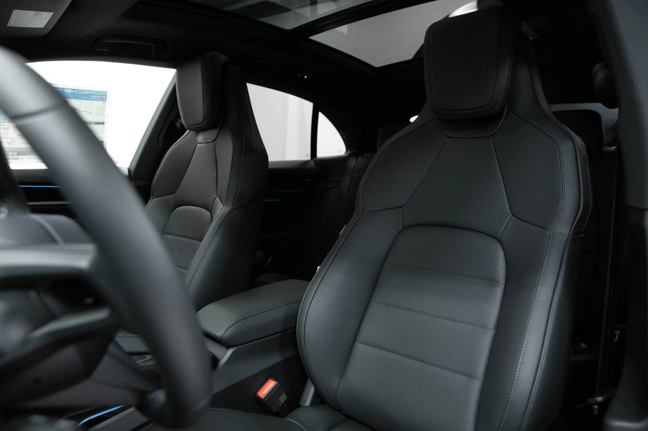Thumbnail: 2026 Porsche Macan - 5