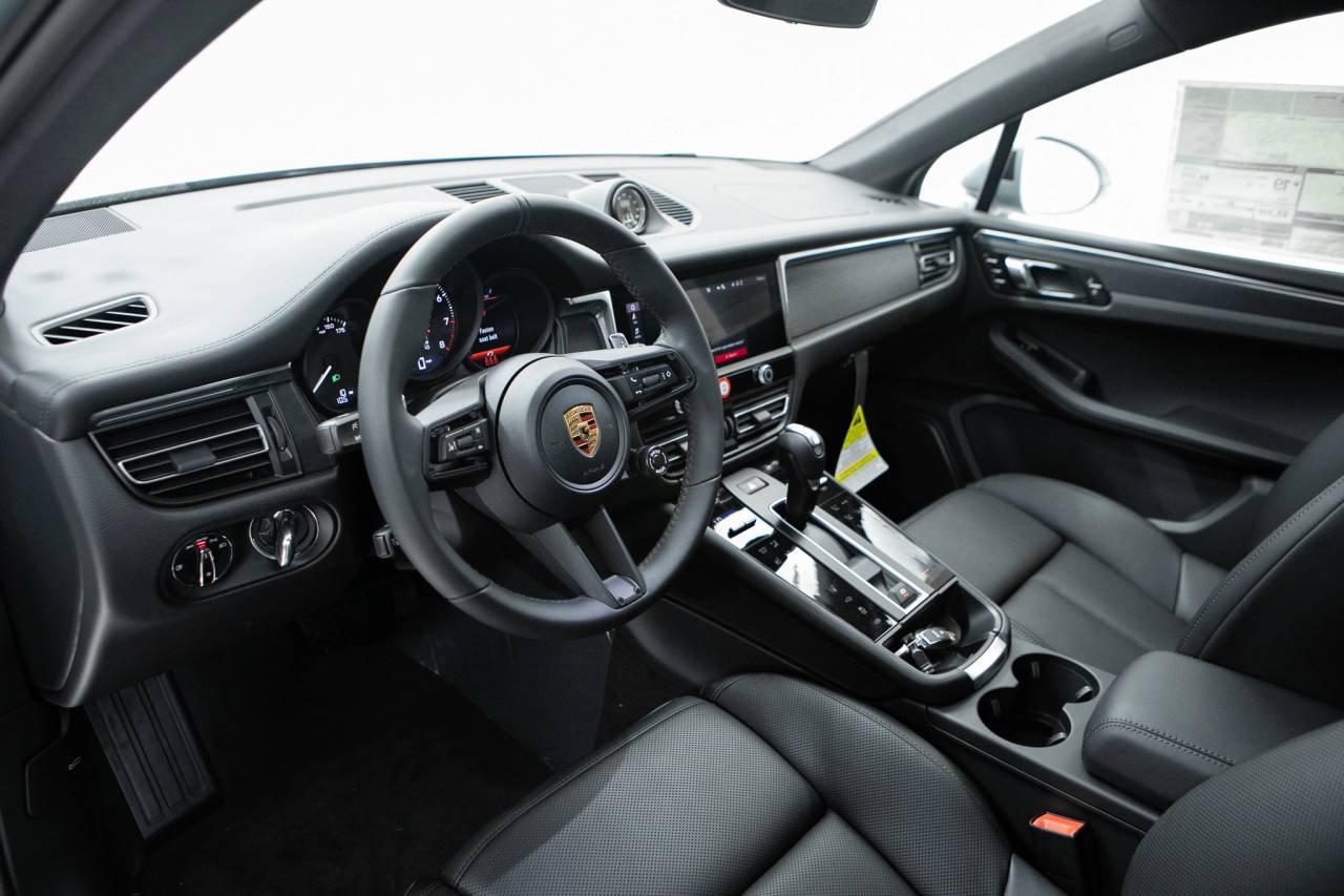 Thumbnail: 2026 Porsche Macan - 4