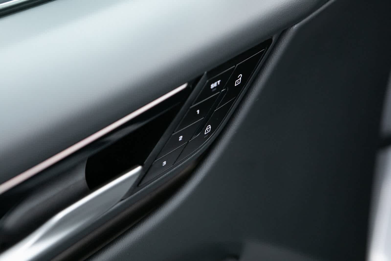 Thumbnail: 2025 Porsche Macan - 19