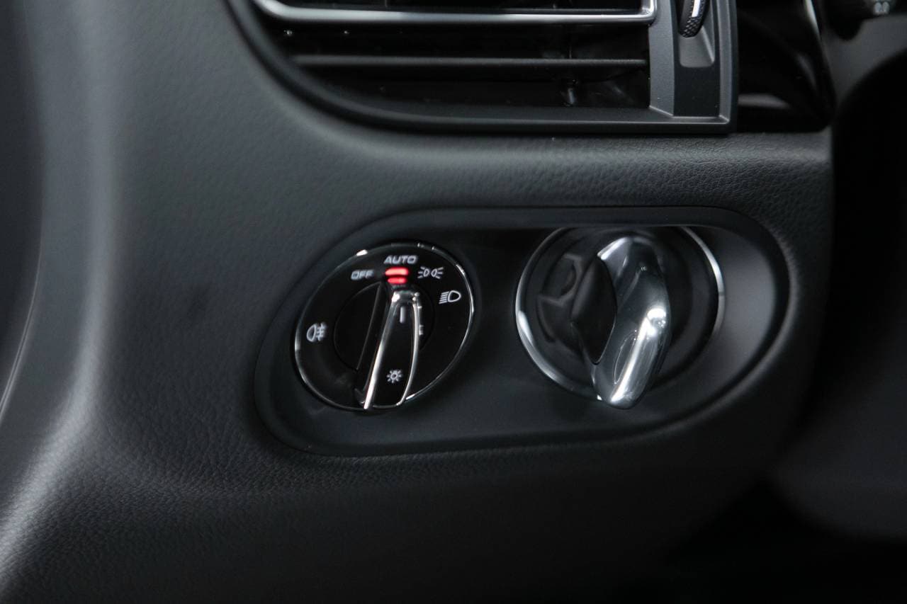 Thumbnail: 2026 Porsche Macan - 28