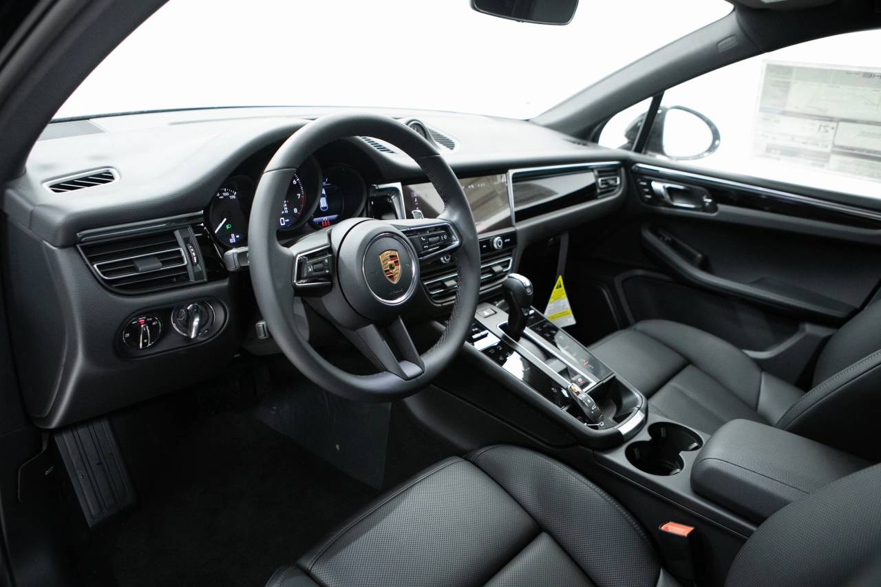 Thumbnail: 2026 Porsche Macan - 4