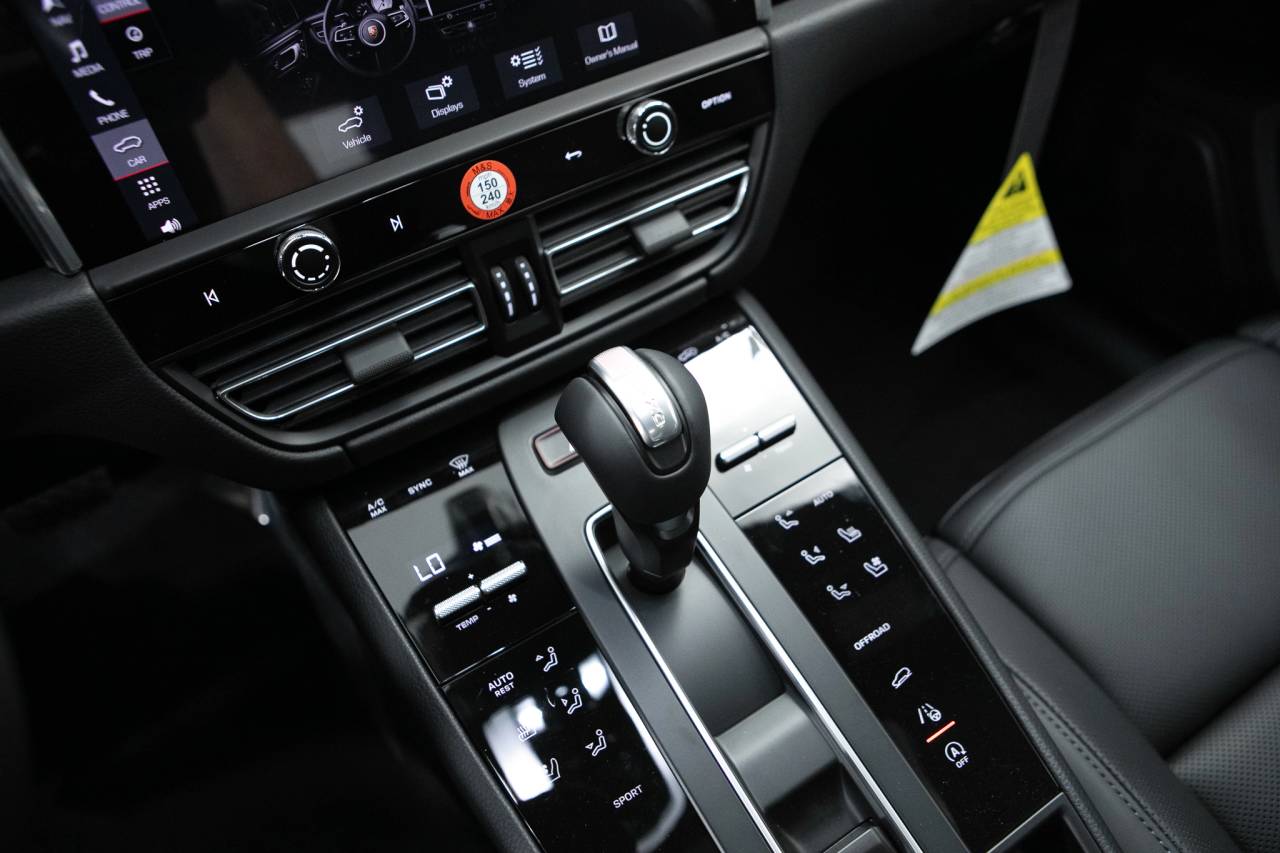 Thumbnail: 2026 Porsche Macan - 29