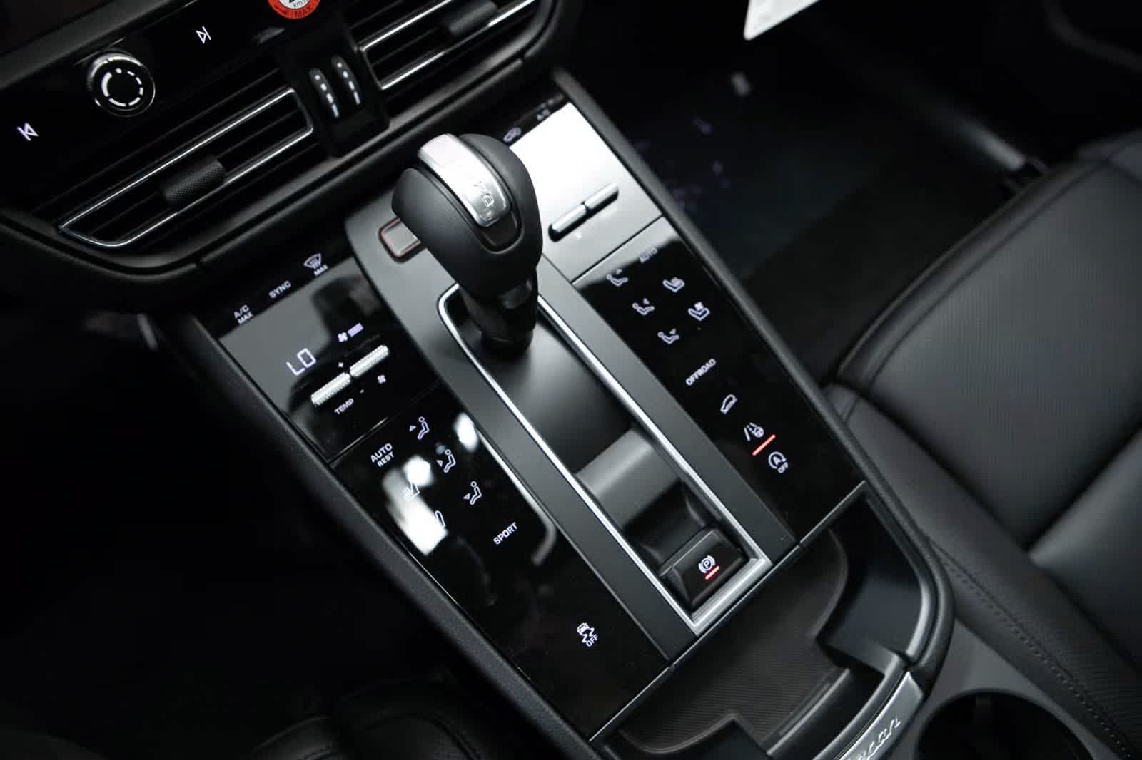 Thumbnail: 2026 Porsche Macan - 28