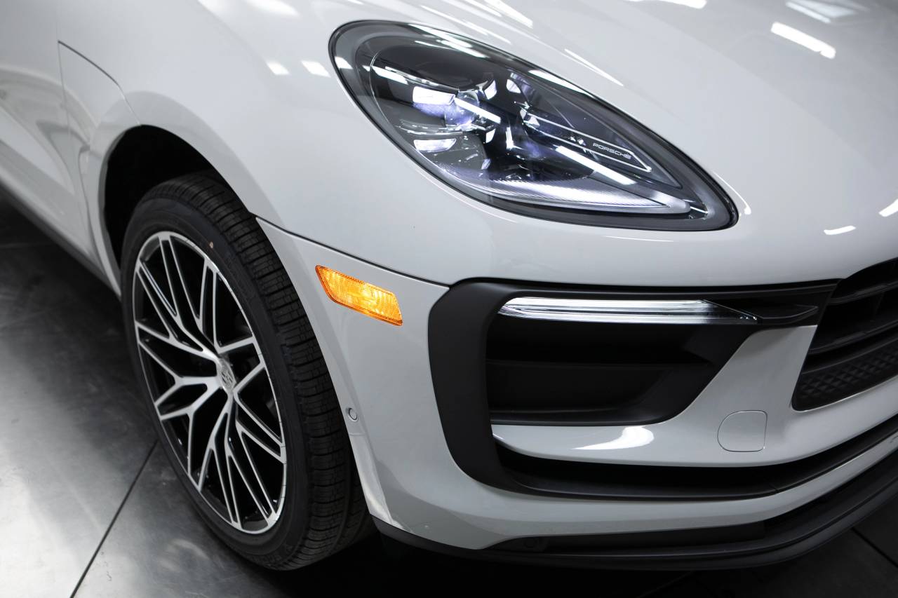 Thumbnail: 2026 Porsche Macan - 12