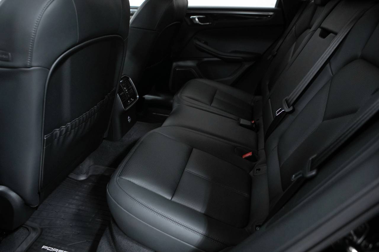 Thumbnail: 2026 Porsche Macan - 32