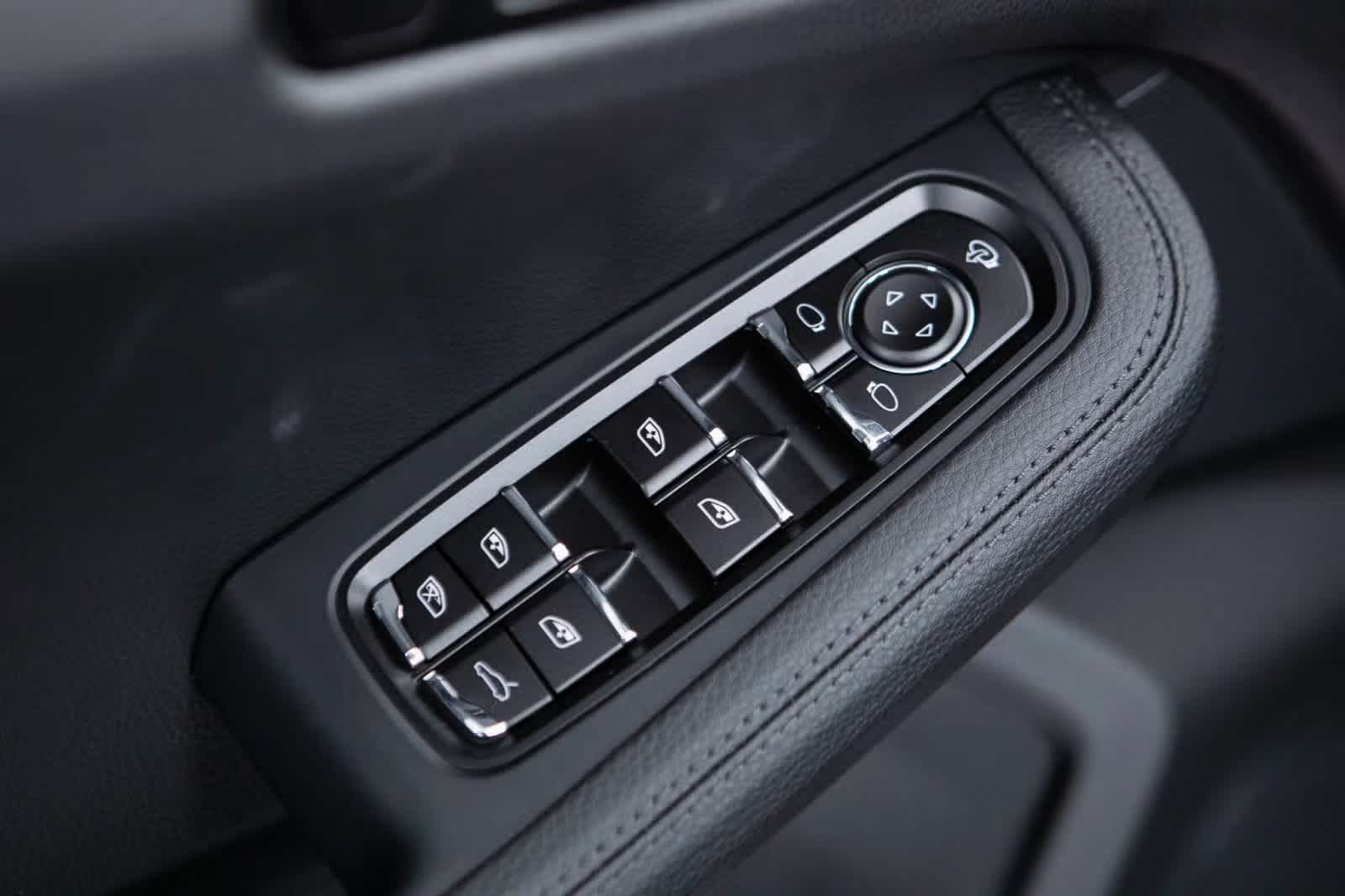 Thumbnail: 2026 Porsche Macan - 19