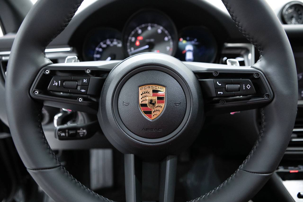 Thumbnail: 2026 Porsche Macan - 20