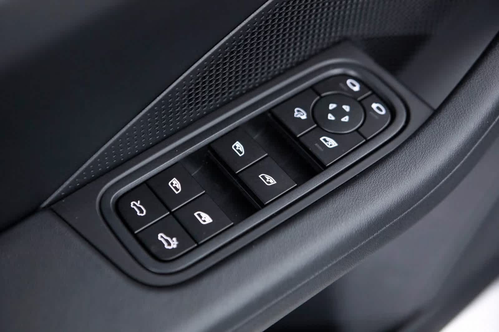 Thumbnail: 2025 Porsche Macan - 19