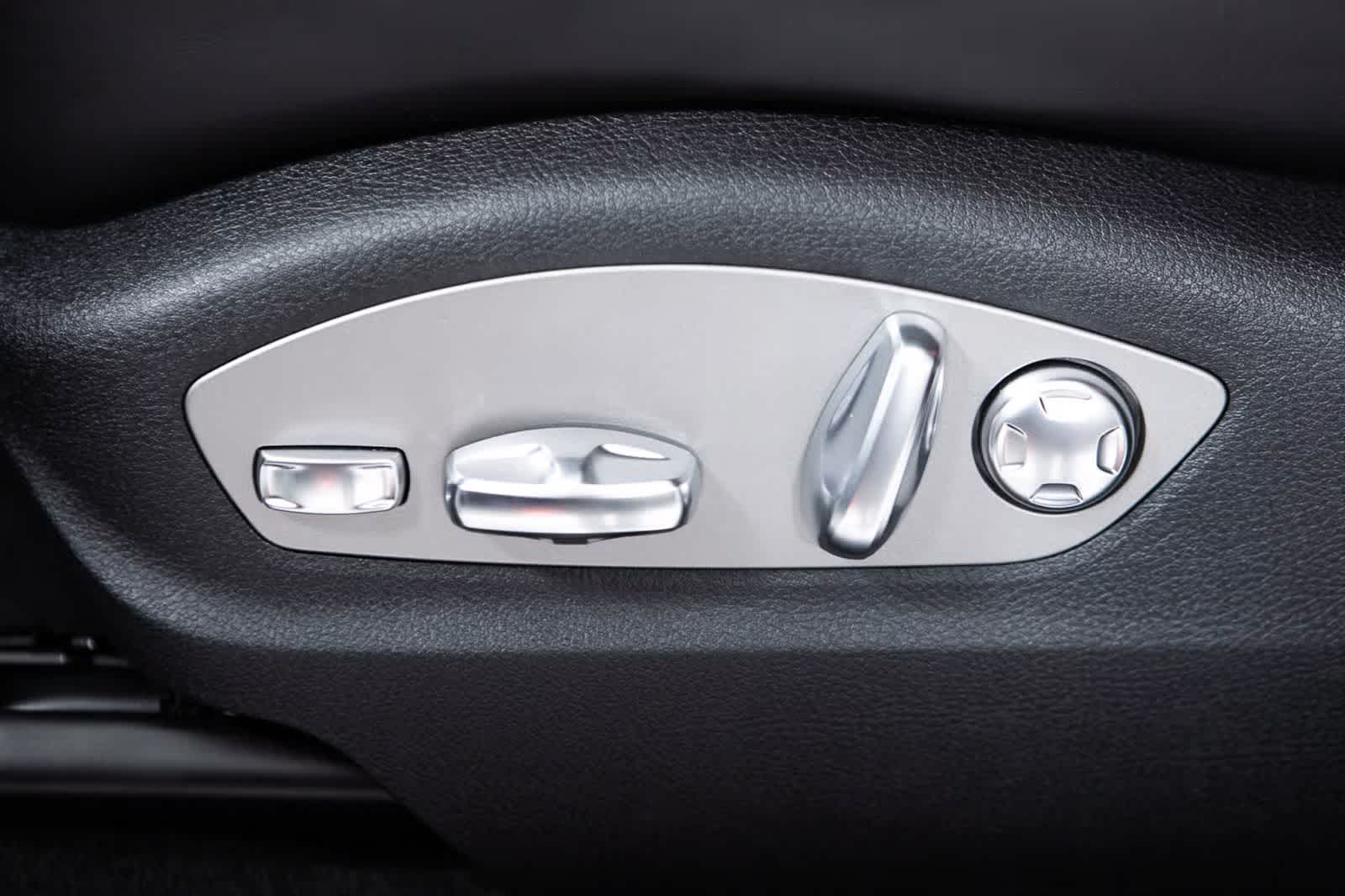 Thumbnail: 2026 Porsche Macan - 24