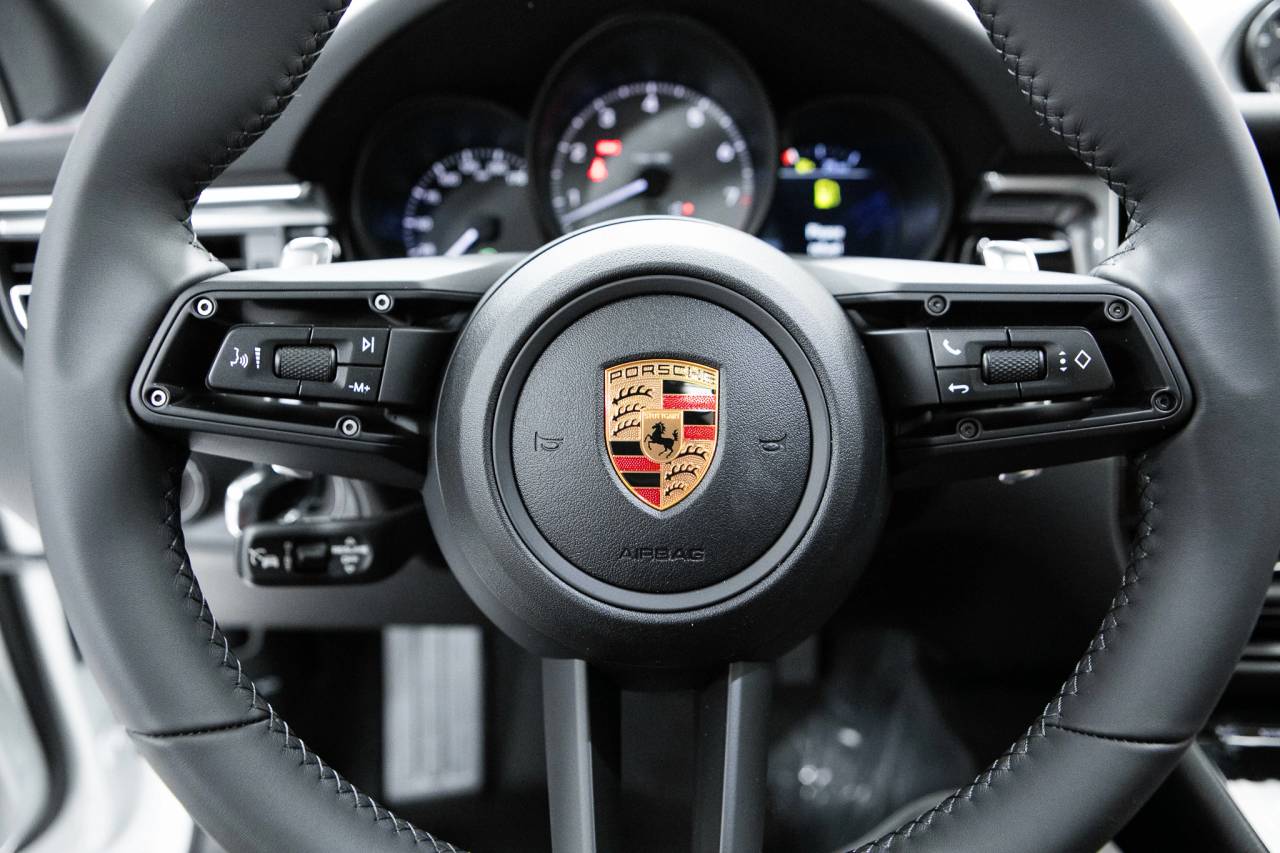 Thumbnail: 2026 Porsche Macan - 20
