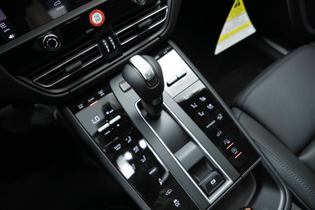 Thumbnail: 2026 Porsche Macan - 27