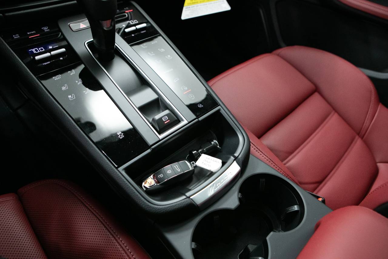 Thumbnail: 2026 Porsche Macan - 31