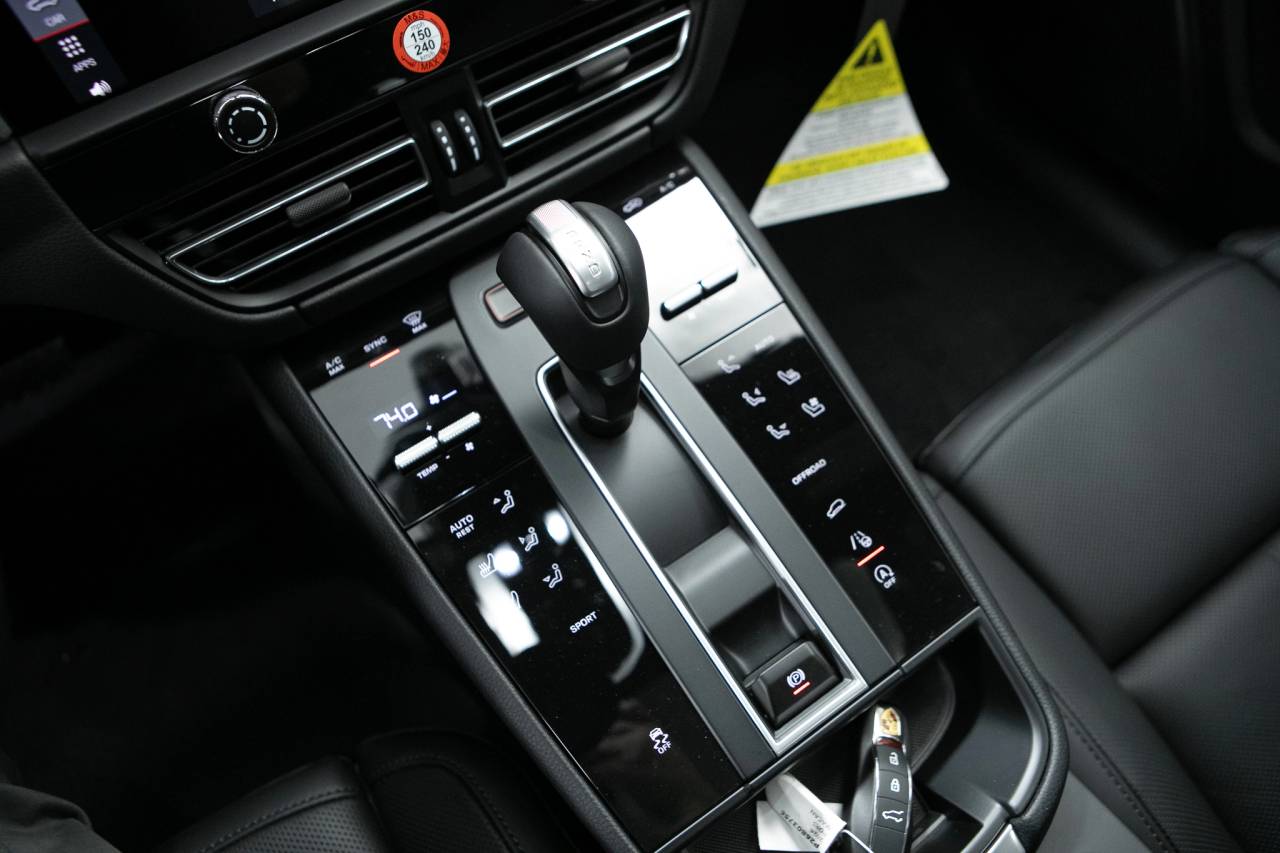 Thumbnail: 2026 Porsche Macan - 28