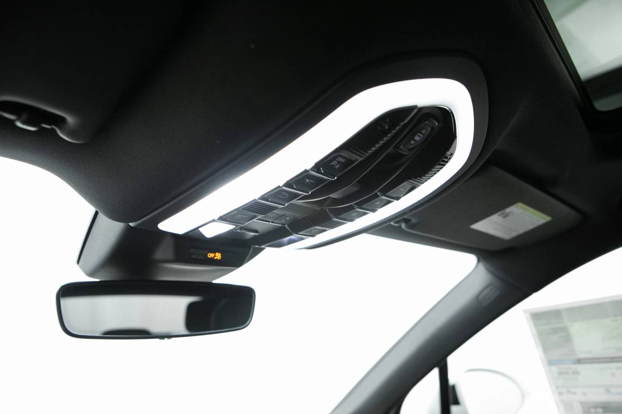 Thumbnail: 2026 Porsche Macan - 32