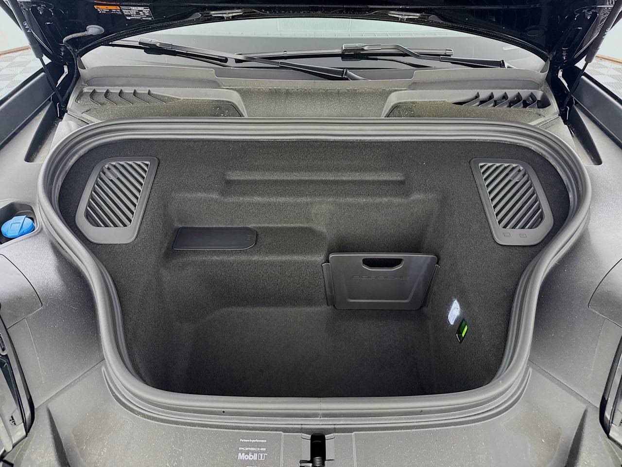Thumbnail: 2025 Porsche Macan - 32