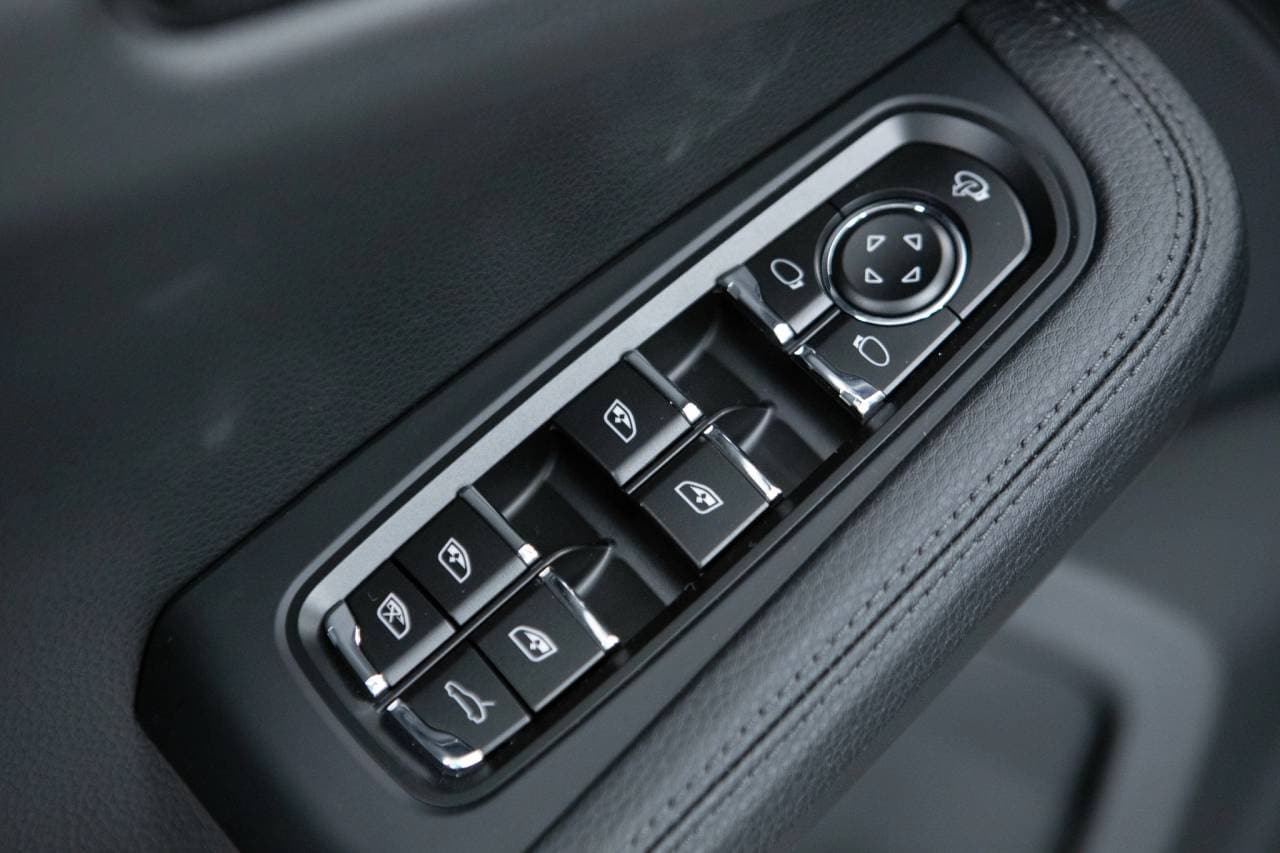 Thumbnail: 2026 Porsche Macan - 24