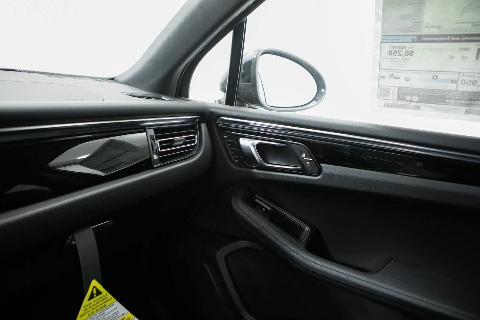 Thumbnail: 2025 Porsche Macan - 24