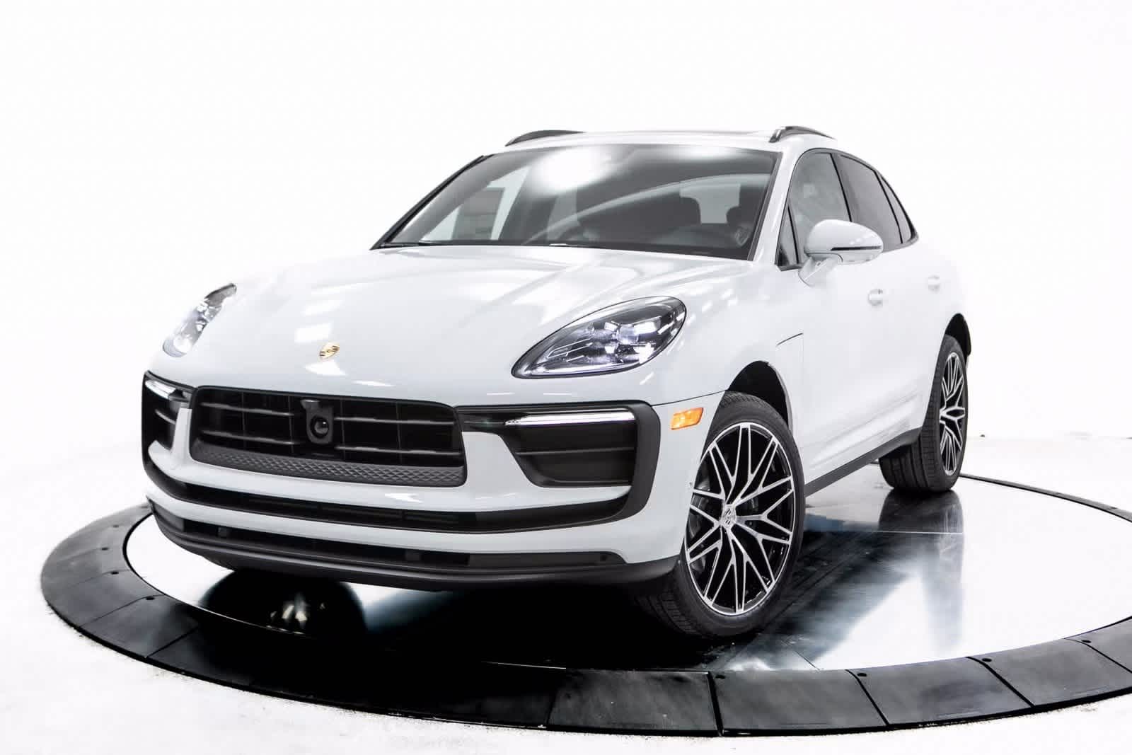 2025 Porsche Macan's photo