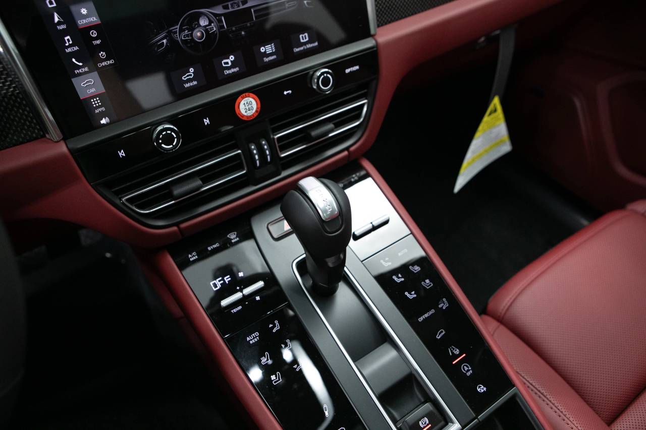 Thumbnail: 2026 Porsche Macan - 29