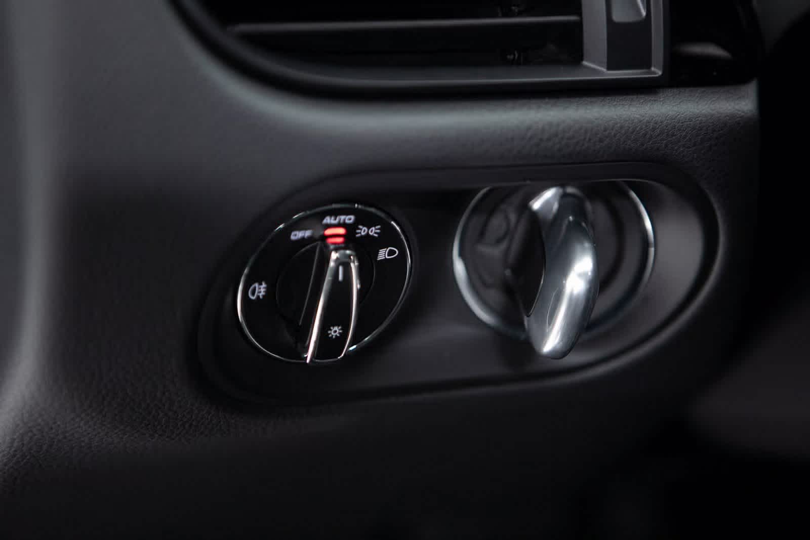 Thumbnail: 2025 Porsche Macan - 21