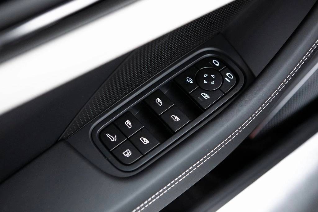 Thumbnail: 2025 Porsche Panamera - 21