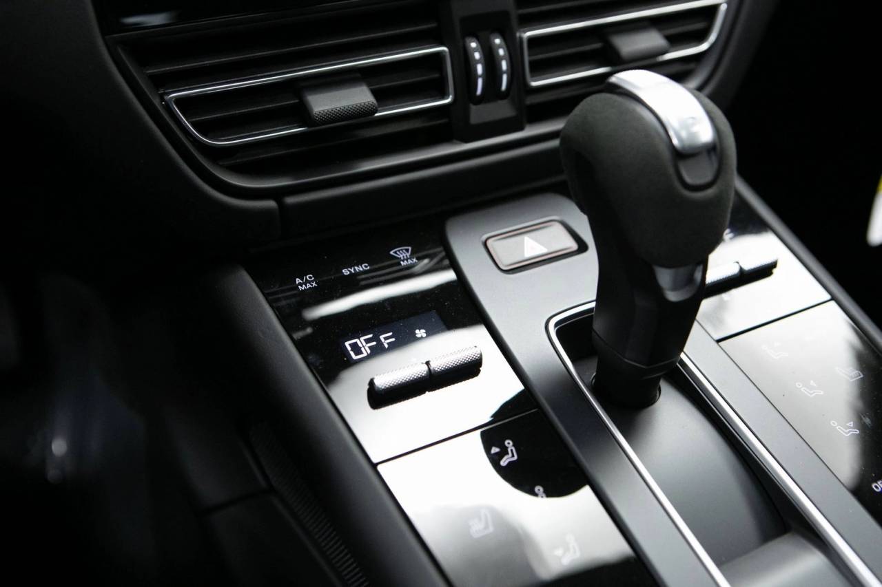 Thumbnail: 2026 Porsche Macan - 22