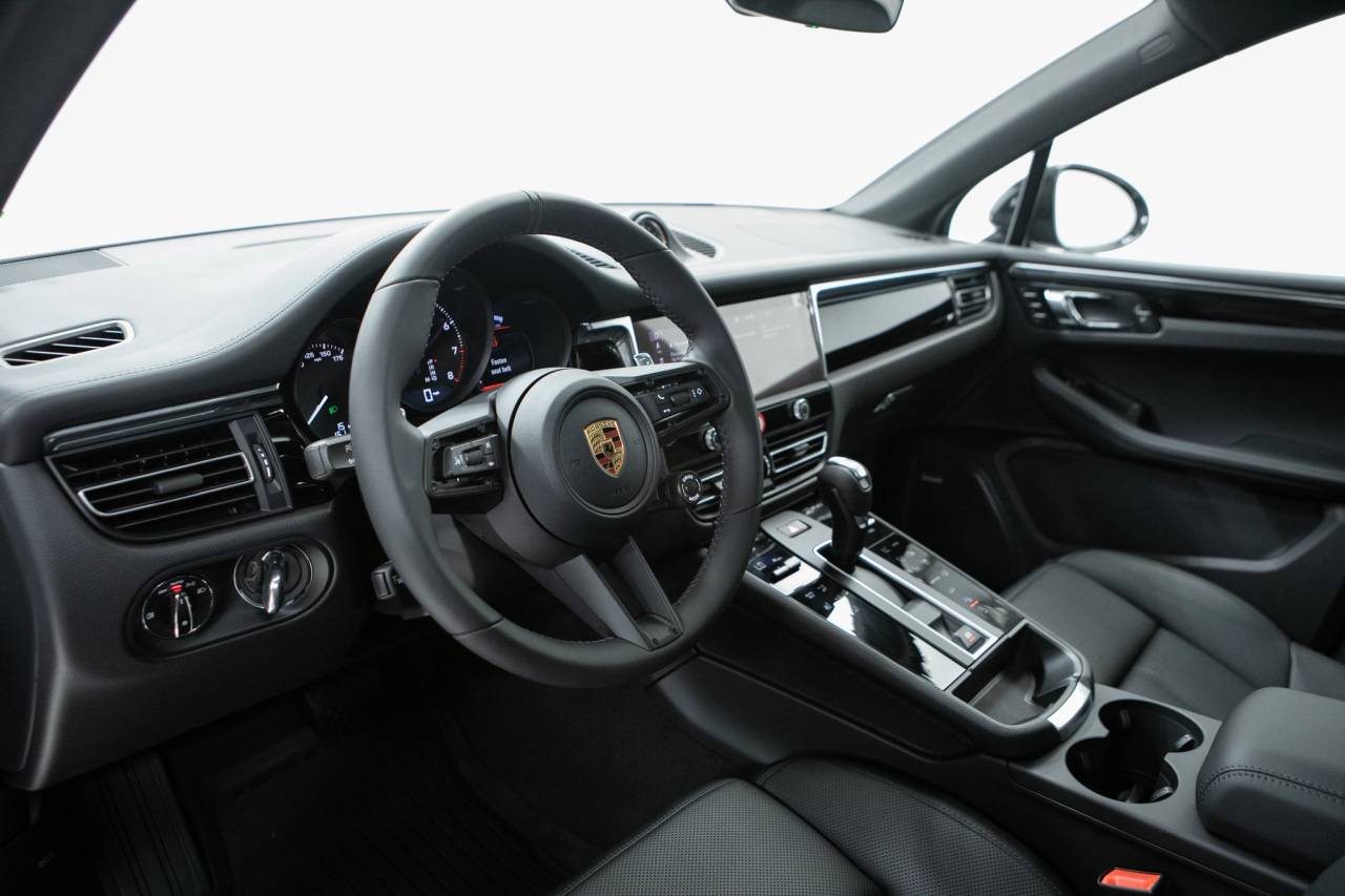 Thumbnail: 2026 Porsche Macan - 4